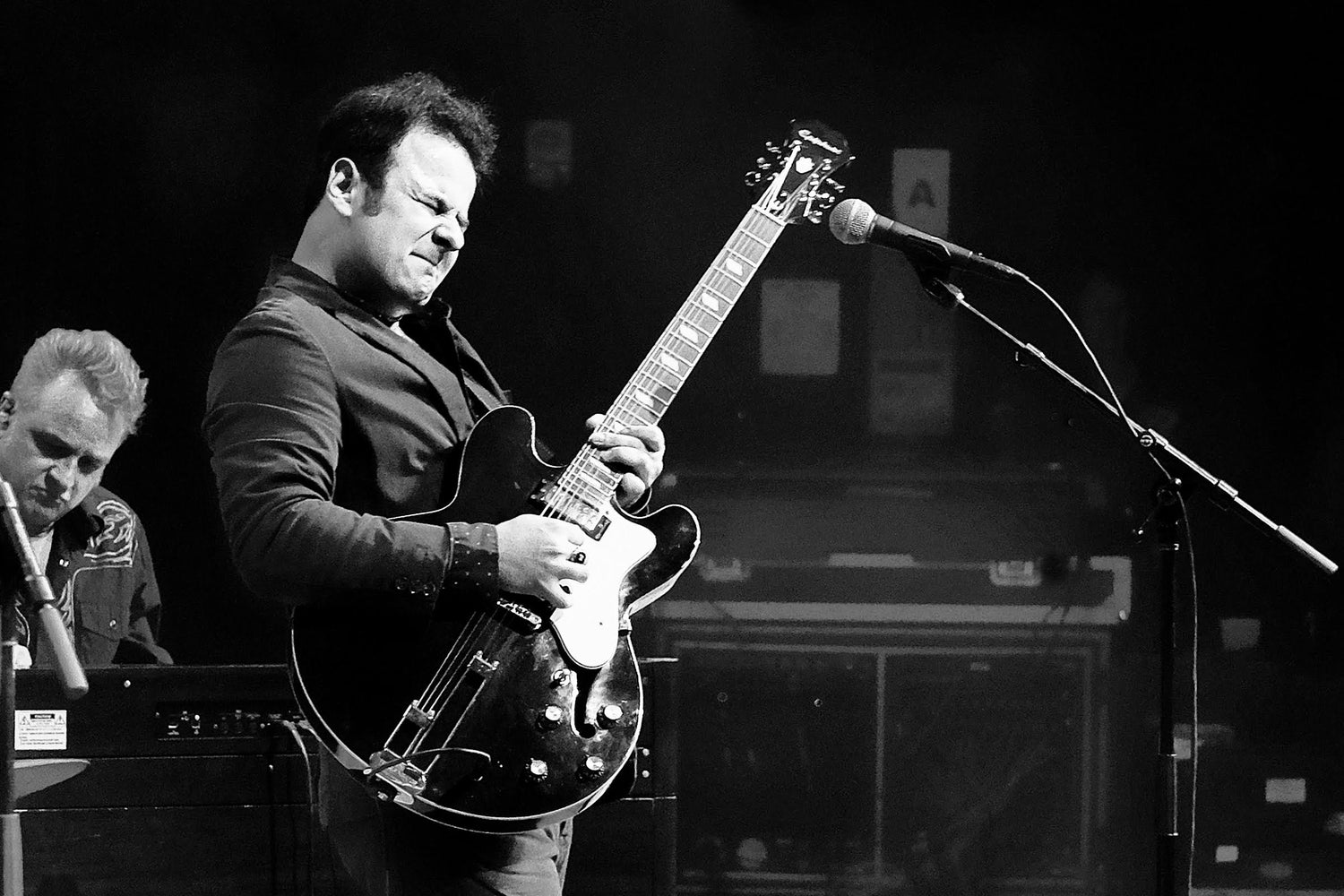 Yates McKendree playing guitar on stage 